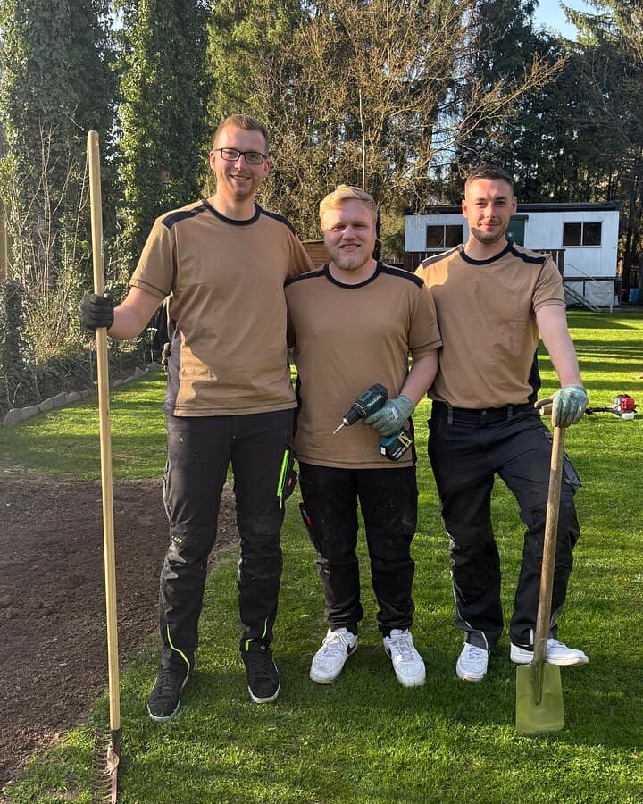 Das Heimathelfer-Team Schäfer, Knüppel und Heinemeyer im Garten